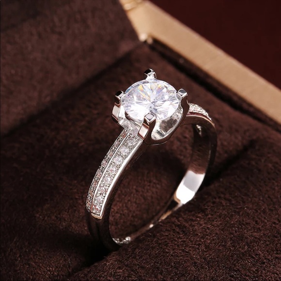 New Women’s 925 Silver Round Cut Diamond Ring - Picture 2 of 6
